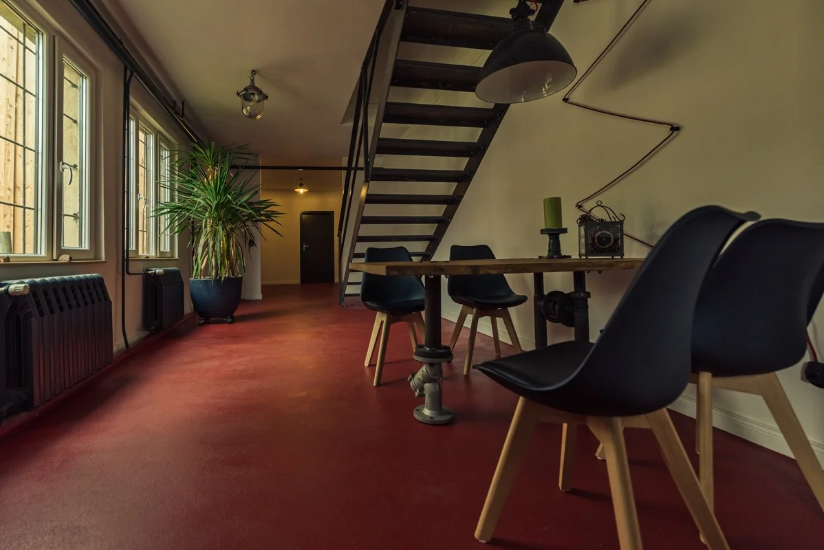 Aufenthaltsbereich mit Sitzgruppe und Treppe