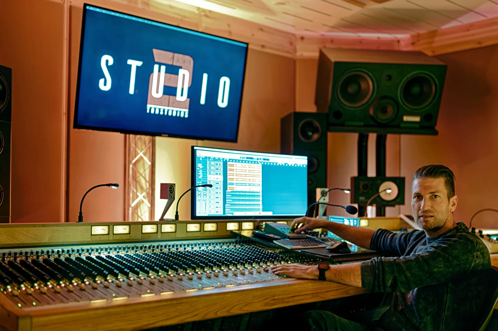 Thomas Fink am Mischpult in der Regie von STUDIO 2